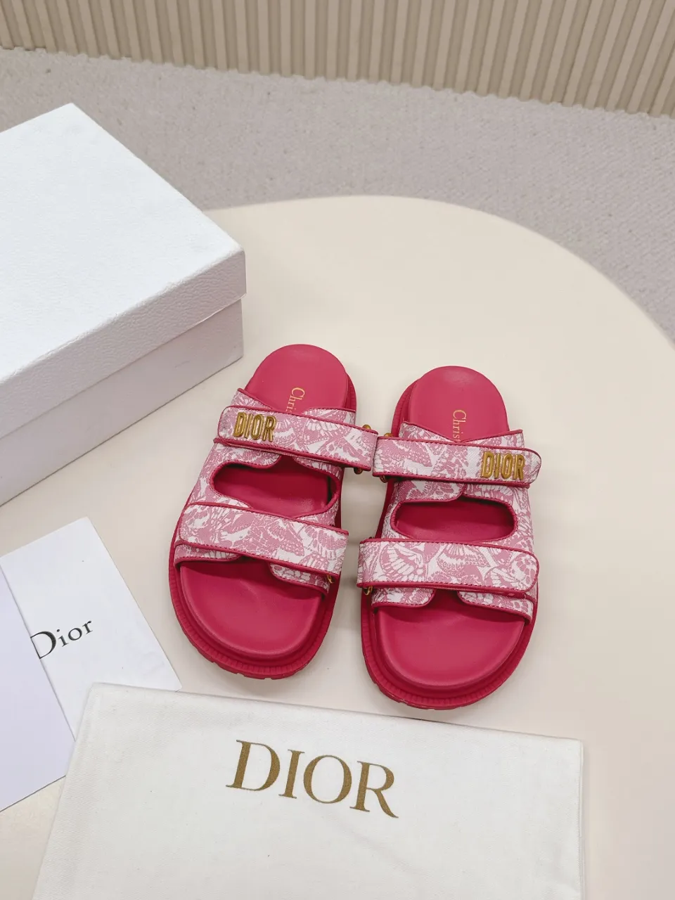 👟👟Ex-factory price 460👟👟 This black sheepskin DiorAct sandal is fashionable. Paired with an insole that fits the shape of your foot, it's made of exceptionally lightweight and comfortable leather. The upper straps feature a Velcro closure and feature a gold-finish metal "DIOR" logo. Can be matched with various styles to show modern style. Gold-finish metal "DIOR" logo Two adjustable Velcro straps Leather insole that fits the shape of your foot Soft and lightweight texture EVA sole decorated with Christian Dior's lucky star symbol Made in Italy Size 35--42 (Customized sizes 41 and 42 are non-refundable)
